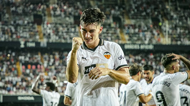Manchester City is considering including the Valencia player