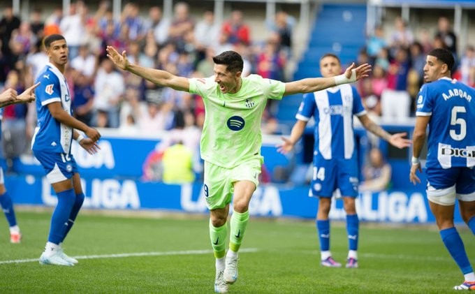 Barcelona surpasses Alaves with Lewandowski's hat-trick