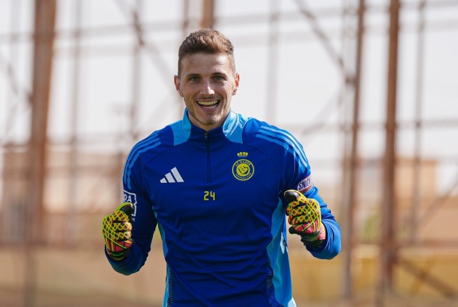 Pinto Matthews runs for a special prize in the Roshen League