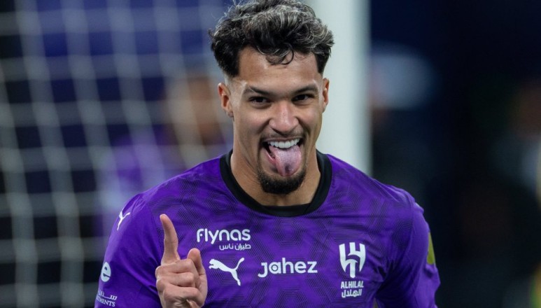 Al Hilal star receives a prize after his brilliance