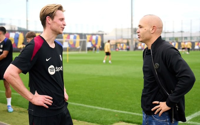 Iniesta decorates Barcelona training