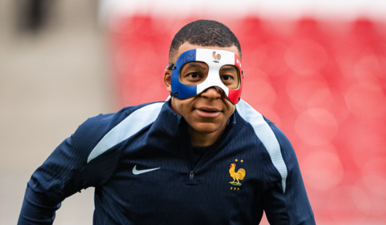 Mbappe appears with a mask in France training
