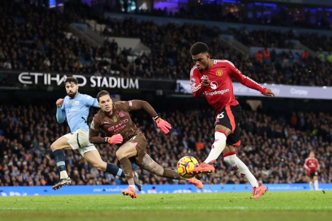 Manchester United achieves a dramatic victory over Manchester City