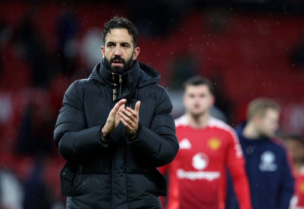 Manchester United communicates with Girona defender