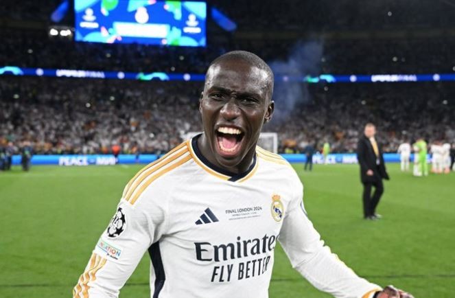 ميندي يجدد عقده مع ريال مدريد