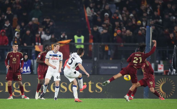 Atalanta surpasses Roma and continues the title struggle
