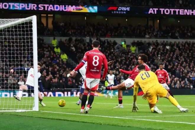 Tottenham sends Manchester United out of the League Cup with a dramatic win