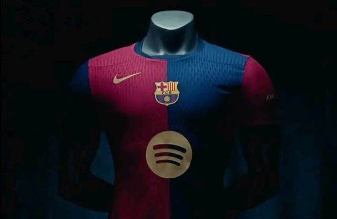 برشلونة يقدم قيمصه الجديد بحضور أساطيره