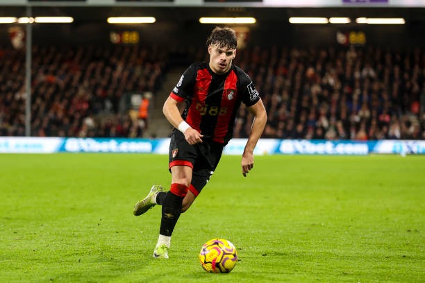 Liverpool competes with Manchester United to sign the Bournemouth defender