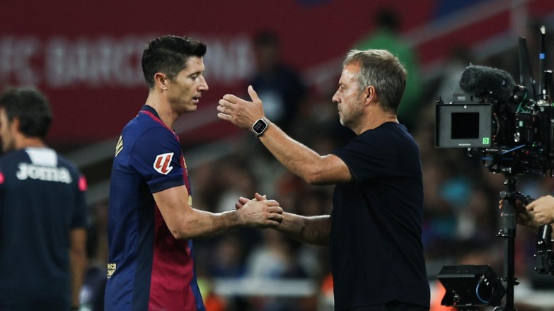 Flick has a private conversation with Lewandowski
