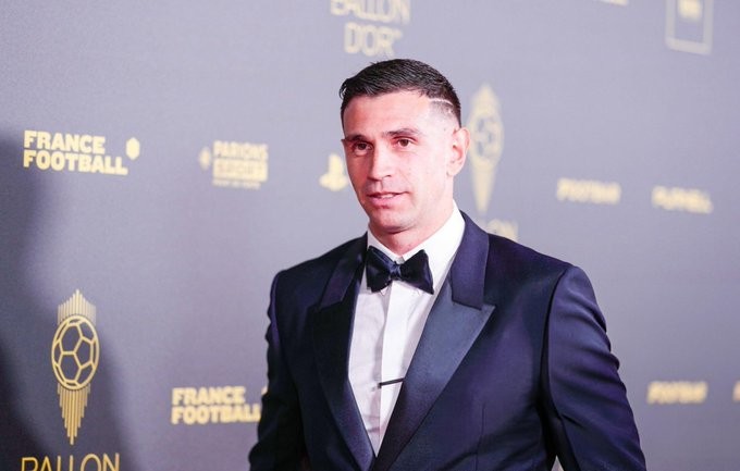 Martinez wins the Yashin Award for best goalkeeper