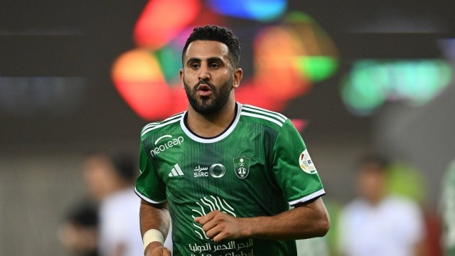 Mahrez competes with Kante for an award in the Roshen League