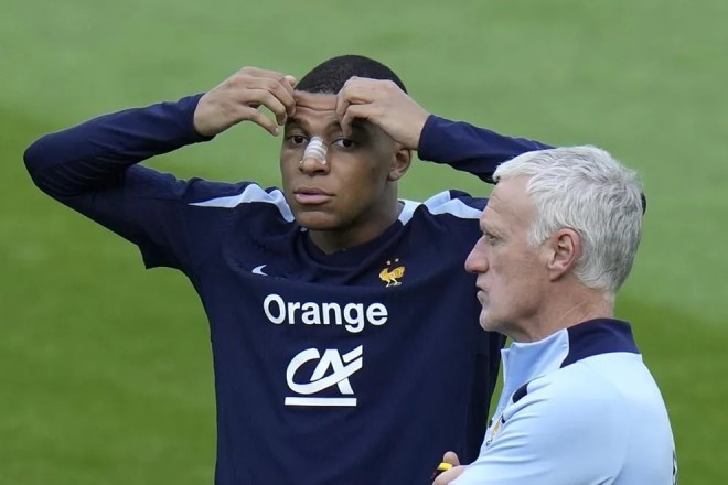 Mbappe returns to France training without a mask