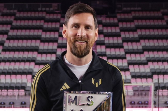 Messi receives the award for the best player in the American League