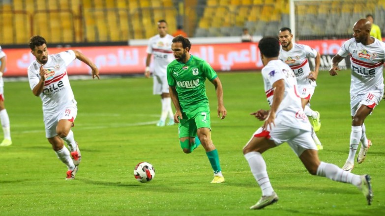 Amr El Dardir attacks the referee of the match between Zamalek and Al Masry