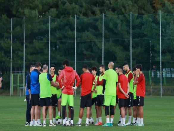 Iraq arrives in Korea and begins training