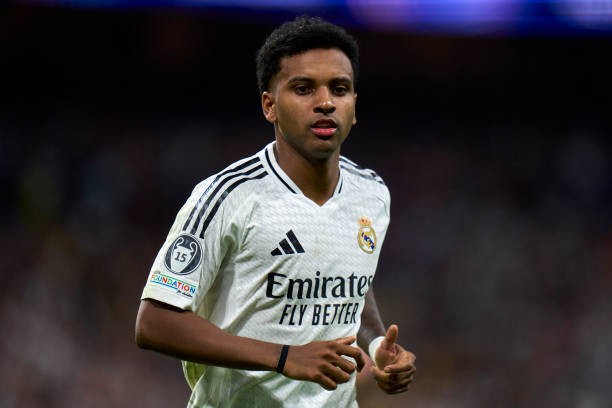 Rodrigo supports Militao after suffering an injury
