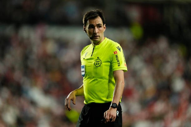 Learn about the referee of the Barcelona and Atletico Madrid match in La Liga