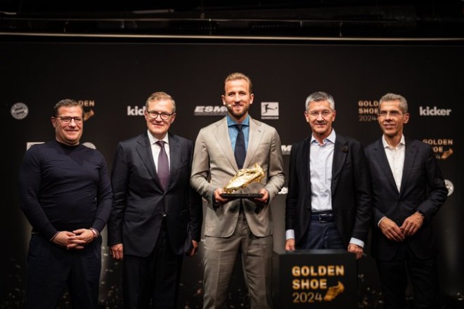 Kane receives the European Golden Shoe award