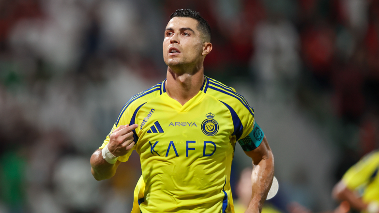Elon Musk interacts with Ronaldo's tweet