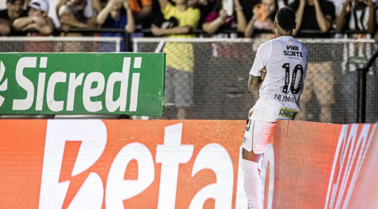 Neymar continues his glow with Santos