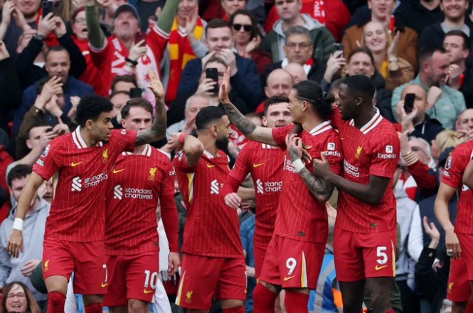 Liverpool lleva a cabo conversaciones para definir el futuro del trío