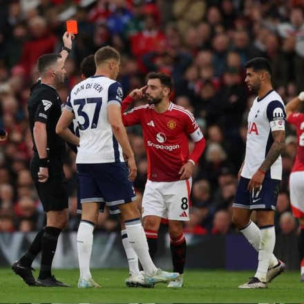 Bruno gets his first red card with Man United