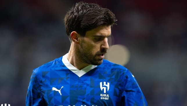 Chasius pushes Neves against the union
