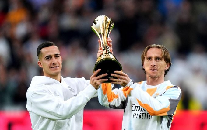 Real Madrid presents the Confederations Cup in front of its fans