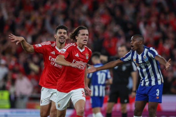 Barcelona is considering signing a Benfica player