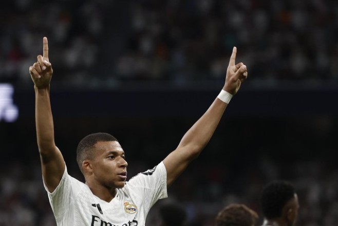 Mbappé cuts the tape of his goals in La Liga