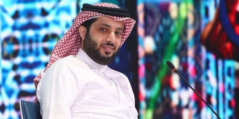 Al-Sheikh discusses with Al-Nasr officials holding an international match