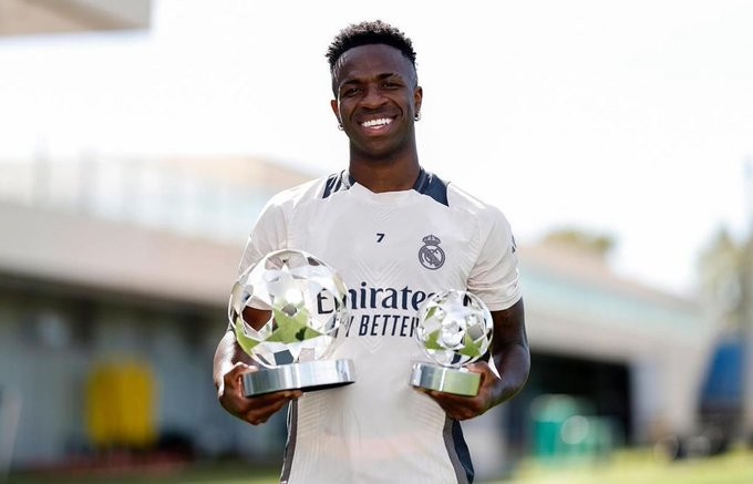 Vinicius receives the Champions League Best Player award