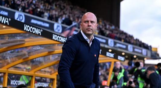 Liverpool competes with Manchester United for a defensive deal