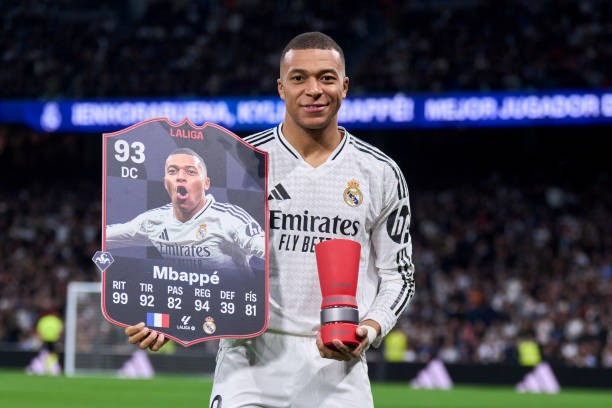 Mbappe celebrates a special prize before confronting the derby