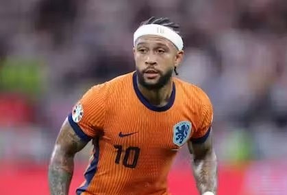 Memphis Depay follows James