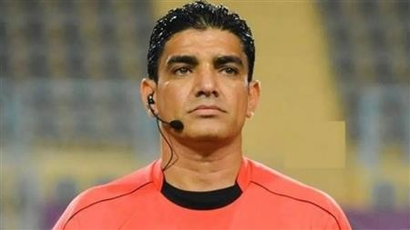 Ibrahim Nour El-Din lectures Pyramids players before the Super Cup