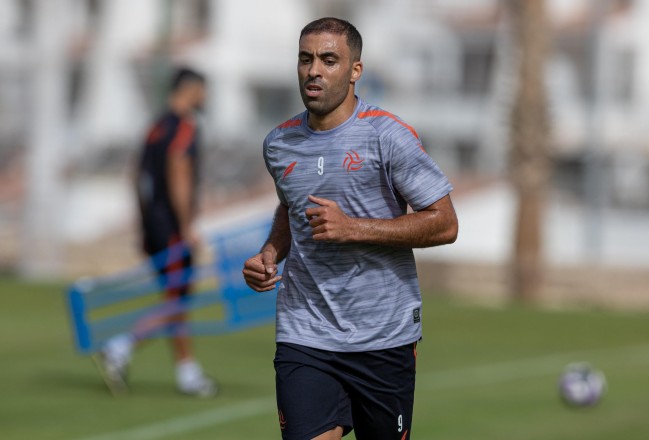 Abdul Razzaq Hamdallah participates in the Al-Nasr derby