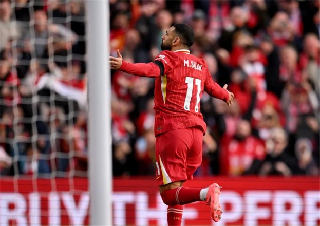 Carragher lifts the curtain on Mohamed Salah's future with Liverpool
