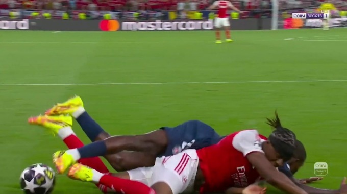 Oportunidad fallida Noni Madueke Para el equipo Arsenal Contra Paris-SG en el minuto 102