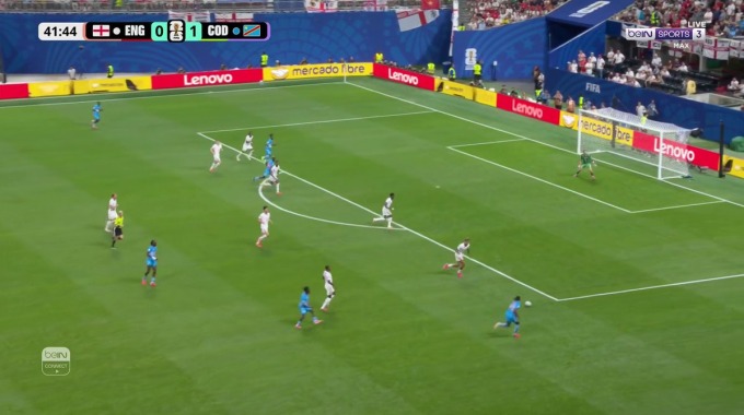 Tir sur la barre Yoane Wissa Pour l’équipe DR Congo Contre l'Angleterre à la minute 42