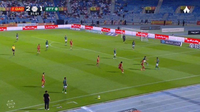 Carton jaune Yasir Al-Shammari Pour l’équipe Al-Ettifaq Contre Al-Qadsiah à la minute 33