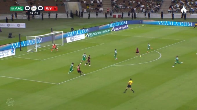 Tiro al poste Leandro Antunes Para el equipo Al Riyadh Contra Al-Ahli en el minuto 10