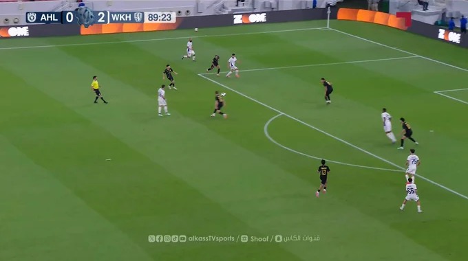 Gol Amine Zouhzouh Para el equipo Al-Wakrah Contra Al-Ahli en el minuto 90