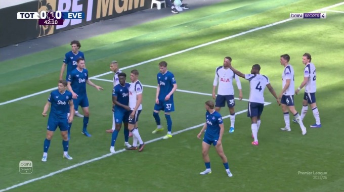Tiro al poste João Palhinha Para el equipo Tottenham Contra Everton en el minuto 43
