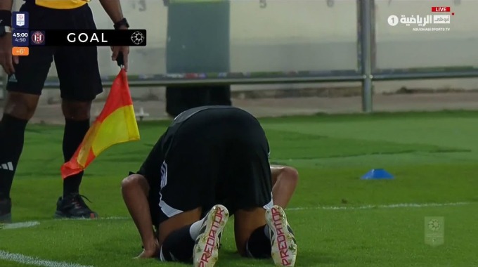 Gol Mohamed Elneny Para el equipo Al-Jazira Contra Ajman en el minuto 45