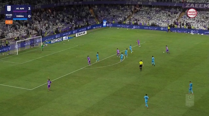 Tiro al poste Houssine Rahimi Para el equipo Al-Ain Contra Dibba en el minuto 90