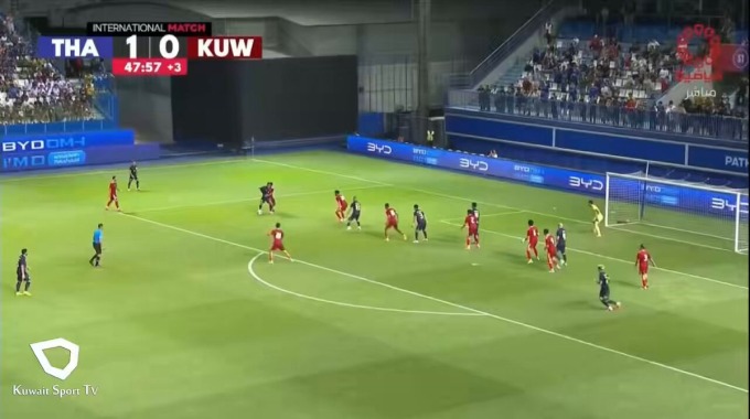 Gol Kritsada Kaman Para el equipo Tailandia Contra Kuwait en el minuto 45