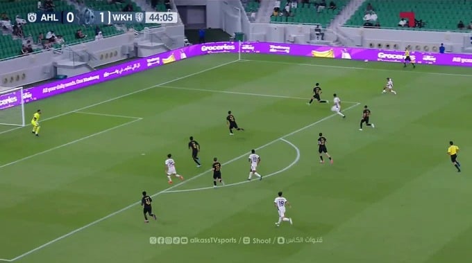 Tiro al poste Aïssa Laïdouni Para el equipo Al-Wakrah Contra Al-Ahli en el minuto 45