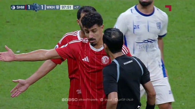 Carton rouge Baghdad Bounedjah Pour l’équipe Al-Shamal Contre Al-Wakrah à la minute 90